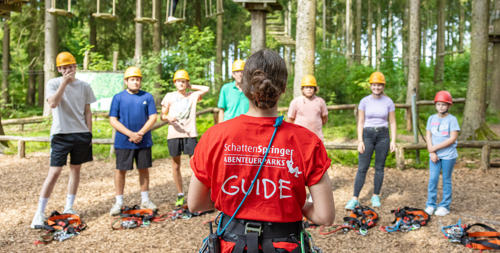Eine Gruppe von Kindern und Jugendlichen macht sich zum Klettern bereit